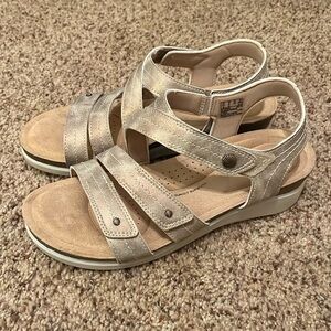 NWOT Clarks Adjustable Sandal, Sz 9wide